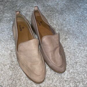 Tan dress shoes